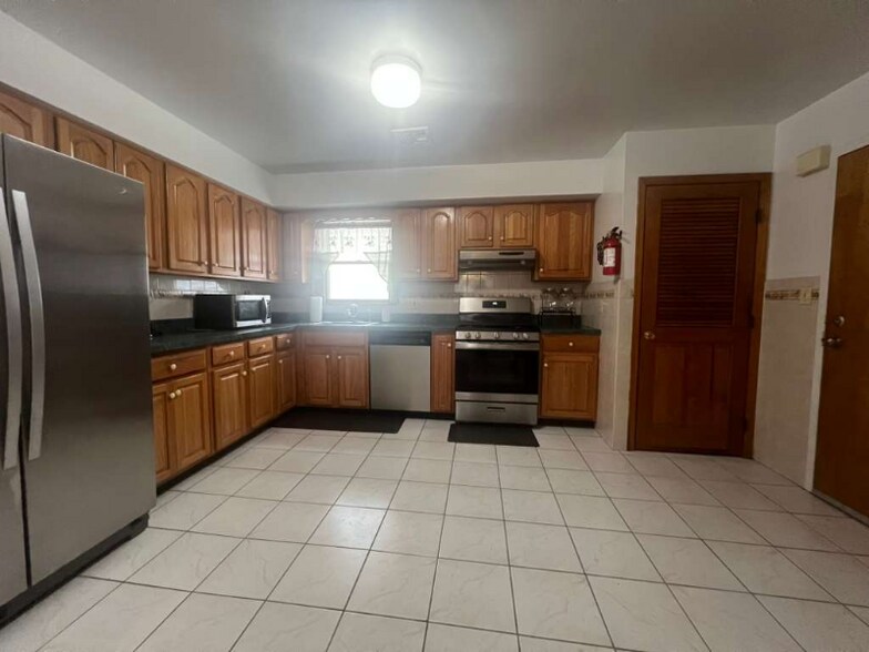 Building Photo - 644 Summer St