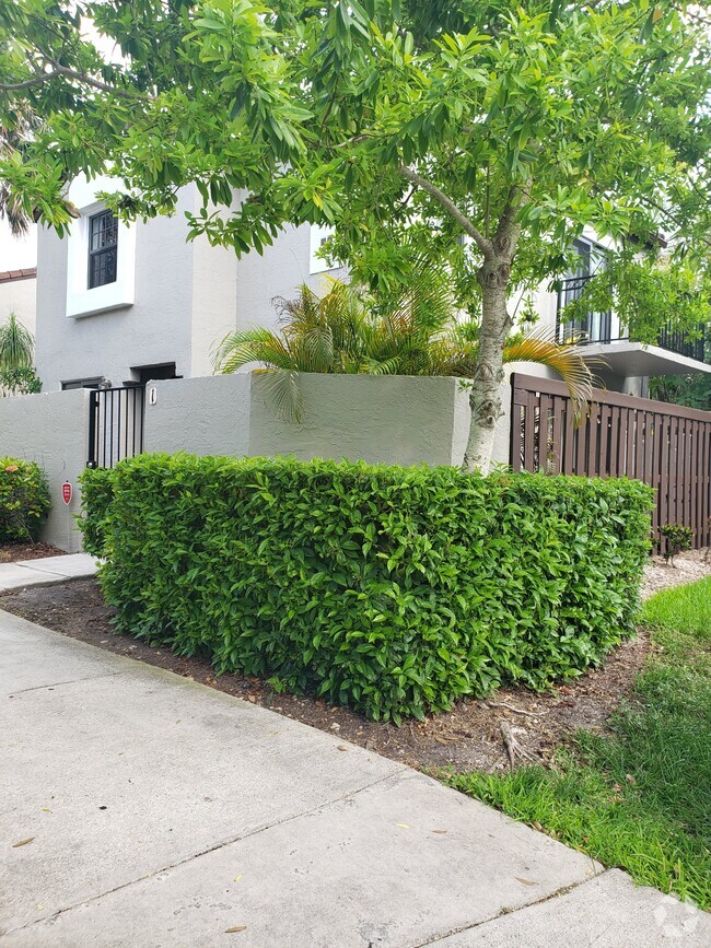 Building Photo - 10425 SW 154th Ct