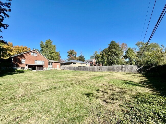 Building Photo - Amazing Home in Tahoma Terrace!