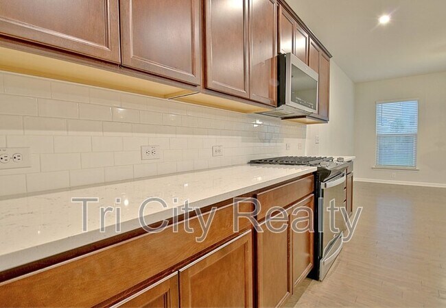 Building Photo - 504 Albertson Ave