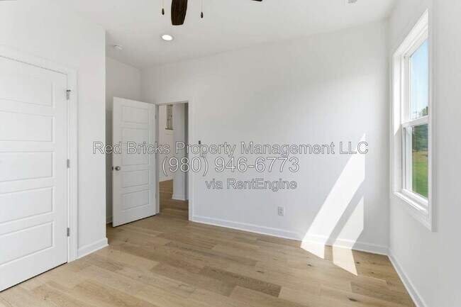 Building Photo - 4016 Dahlia Dr