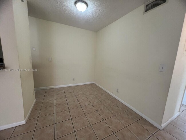 Building Photo - 1025 Twin Lakes Dr
