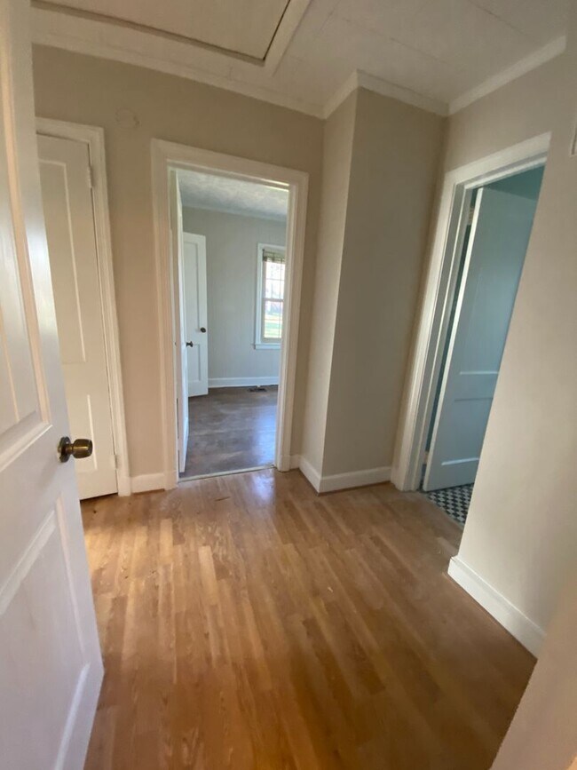 Building Photo - 2 BR convenient to Grimsley HS and Midtown