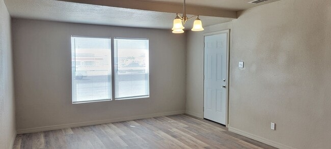 Building Photo - LARGE 2 BEDROOM HOME