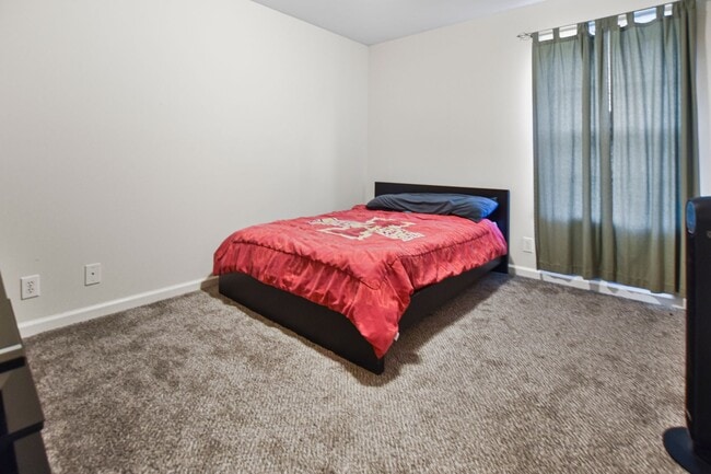 Building Photo - Pet Friendly Three Bedroom!