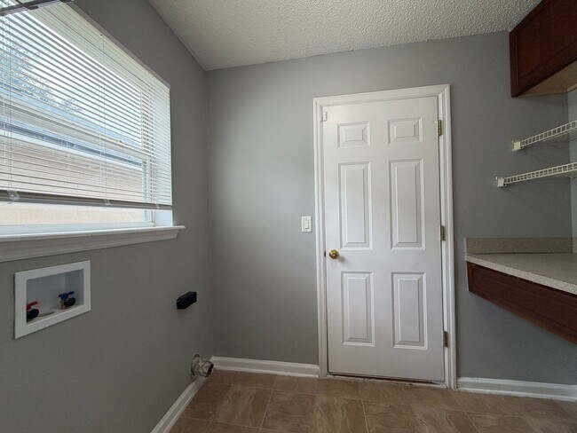 Building Photo - 3041 Southhall Ct