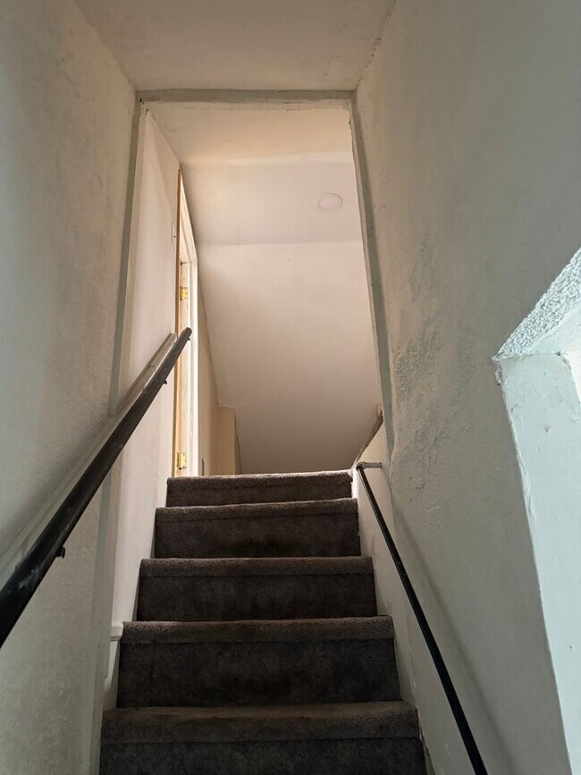Building Photo - Newly Remodeled 3-4 bedroom Single family home