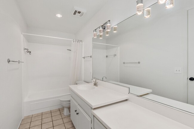 Building Photo - Beautiful & Spacious 1BD/1BA Condo - Walk ...