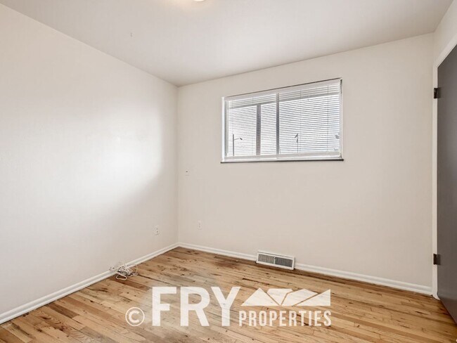 Building Photo - 3bed/1bath Half Duplex in Westminster
