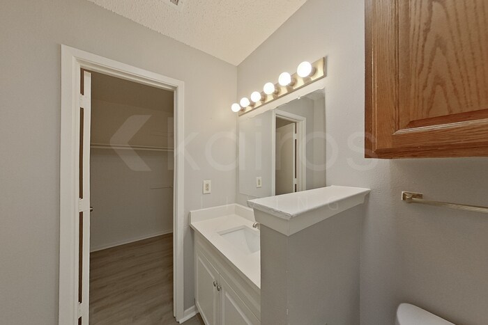 Building Photo - 822 Courtenay Pl