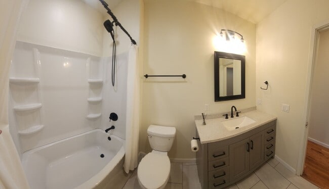 Building Photo - Well maintained 5 bedroom 2 bath with garage