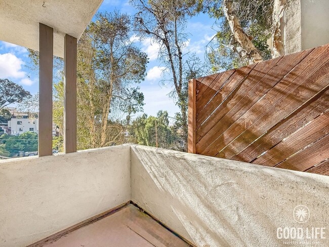 Building Photo - Stunning 2B/2.5BA Townhome in Mission Hill...