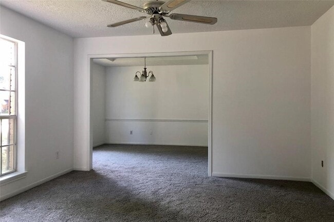 Building Photo - 2123 Lakeville Dr