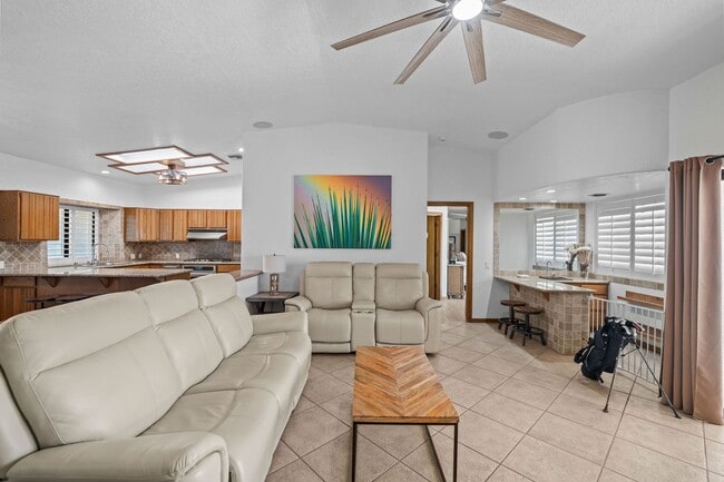 Building Photo - 4 Bedroom Pool Home on the Golf Course