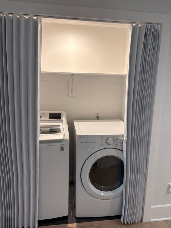 Building Photo - Luxury 3+3 Townhome in prestigious Crescen...