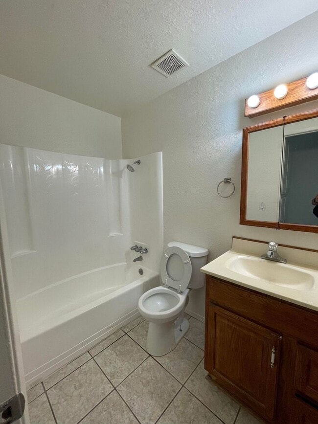 Building Photo - Three Bedroom Two Bathroom Home in Hemet!