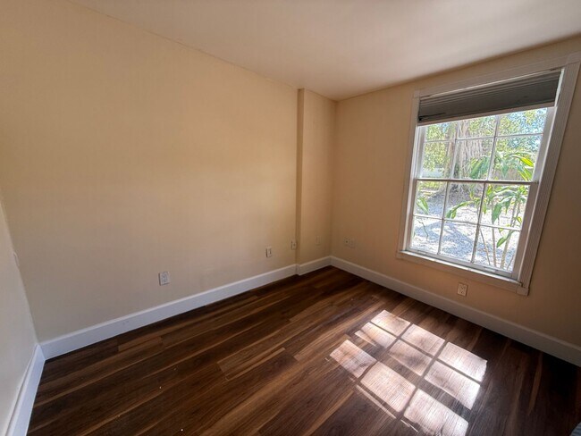 Building Photo - 3/2 Cottage Available! No deposit if qualified!