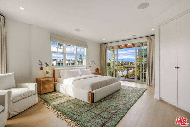 Building Photo - 5201 Vía Donte