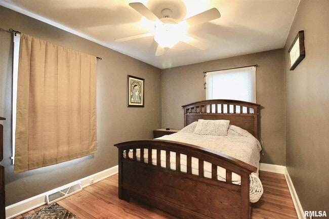 Building Photo - Beautiful 2 bed 1 bathroom home in Rock Island!