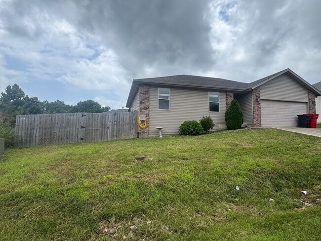 Building Photo - 3 Bed 2 Bath home Close to Fort Leonardwood