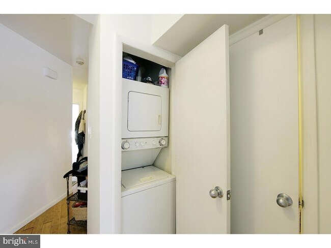 Building Photo - 447 Fairmount Ave