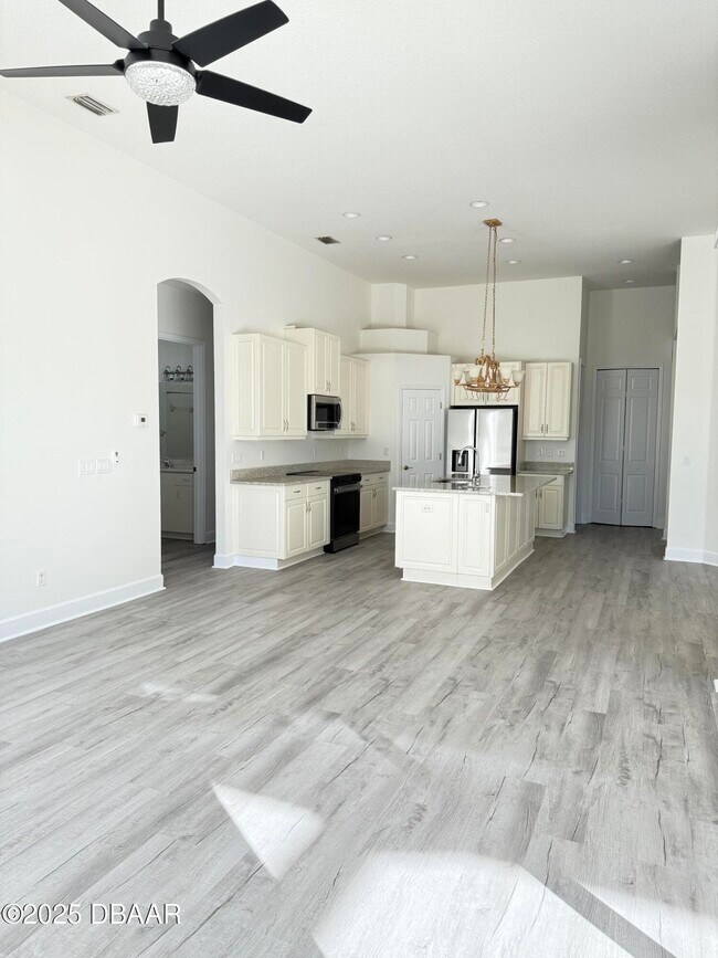 Building Photo - 14 Deep Woods Way