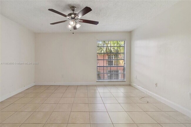 Building Photo - 10834 N Kendall Dr