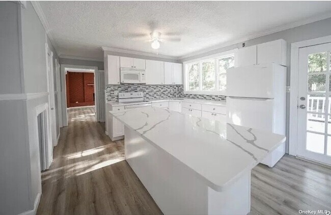 Building Photo - 14 Daell Ln