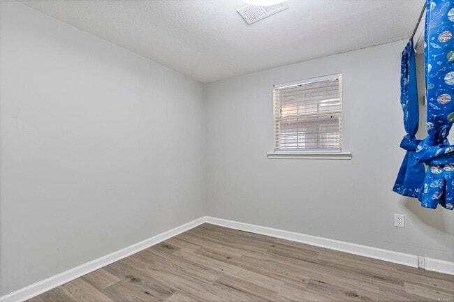 Building Photo - 1216 Old Rdg Rd E