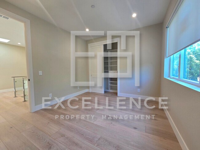Building Photo - Brand New Build 5/5 Home & 2/2 Cottage - C...