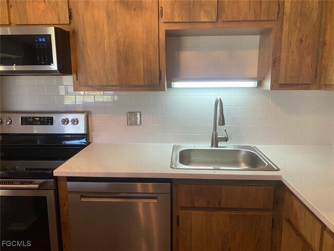 Building Photo - 5713 Foxlake Dr