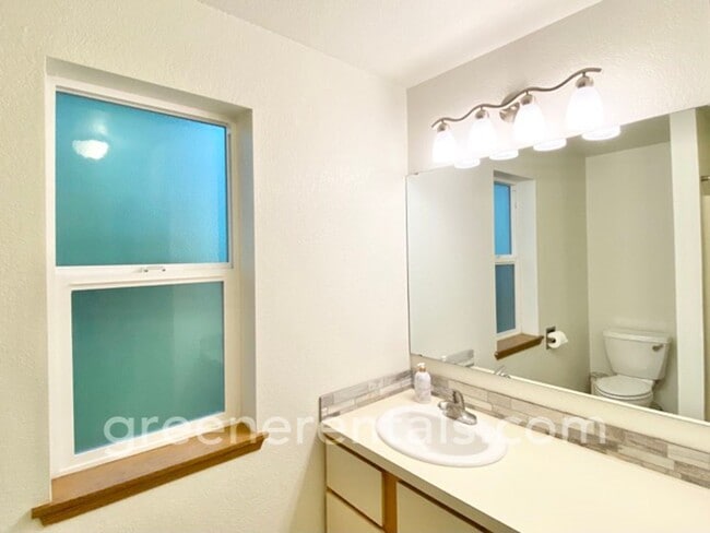 Building Photo - Quaint 2BR 1.5BA Condo in the Vineyards