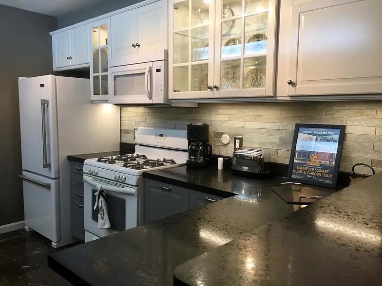 Kitchen - 2051 Park Ave