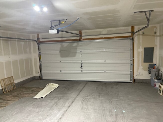 Building Photo - 3 bedroom townhouse in gated community!