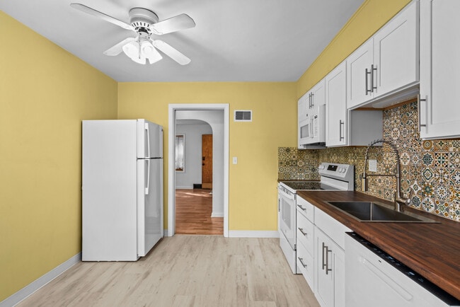 Building Photo - 305 Knoop Ln