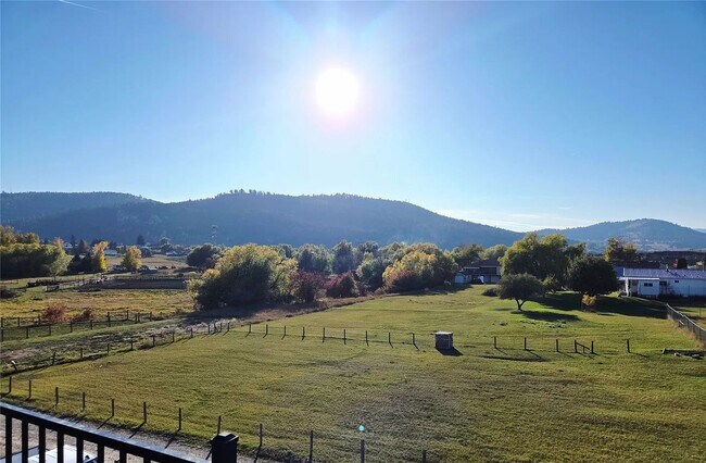 Building Photo - 819 9th Ave W