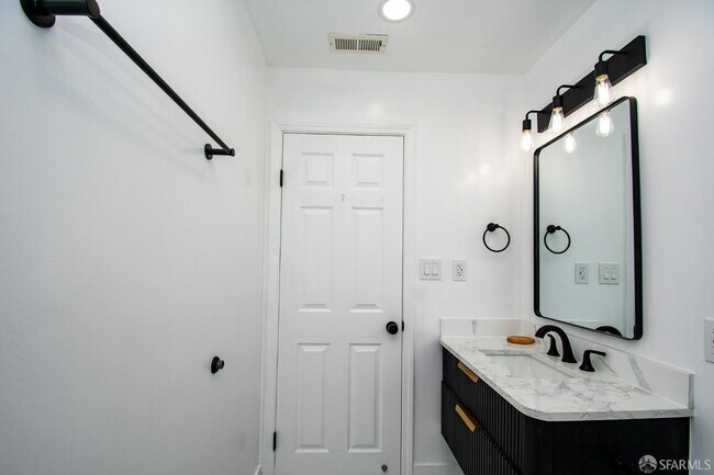 Building Photo - 1099 Bradford Dr