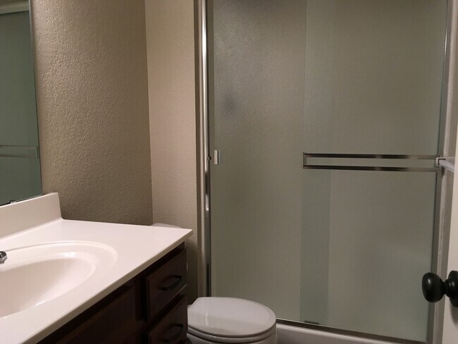 Building Photo - 3 Bed 2 Bath Single Level Duplex in Lee's Summit