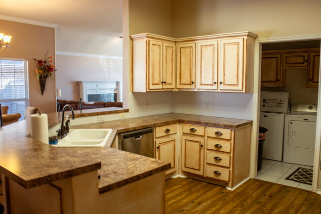 Building Photo - Charming 3 bedroom home