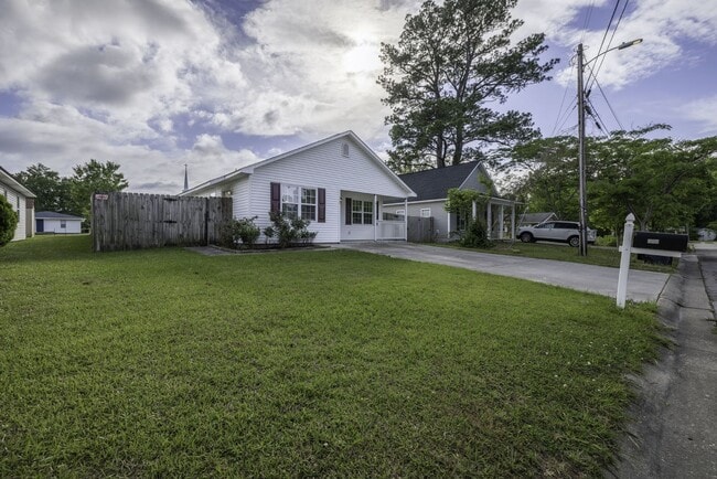 Building Photo - 3BR Home Near N. Marine Blvd with Fenced Backyard