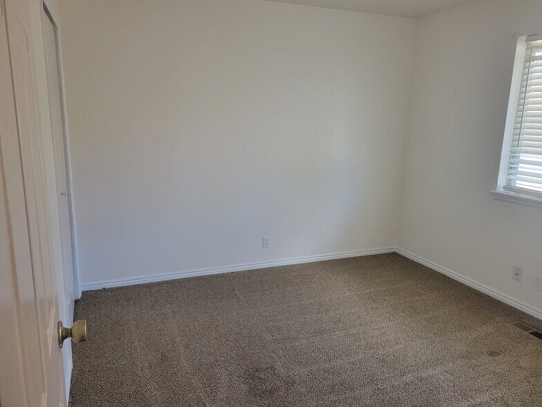 Building Photo - 743 Sioux Dr