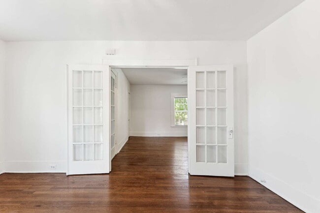 Building Photo - Tastefully updated duplex in the heart of ...