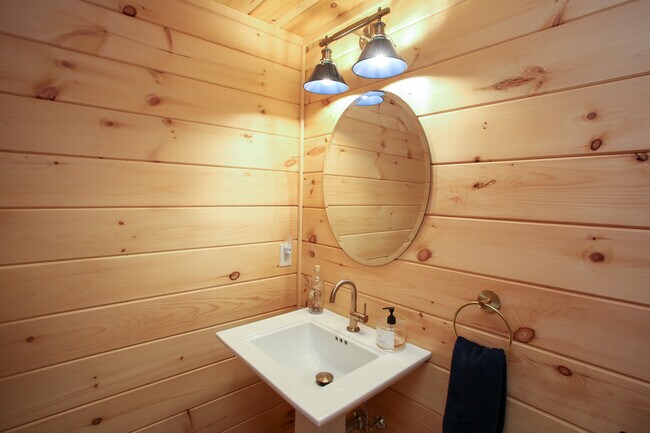 Building Photo - 320 Lakeshore Dr