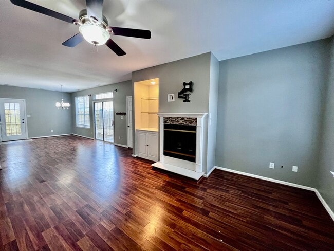 Building Photo - Stunning Castleton Condo