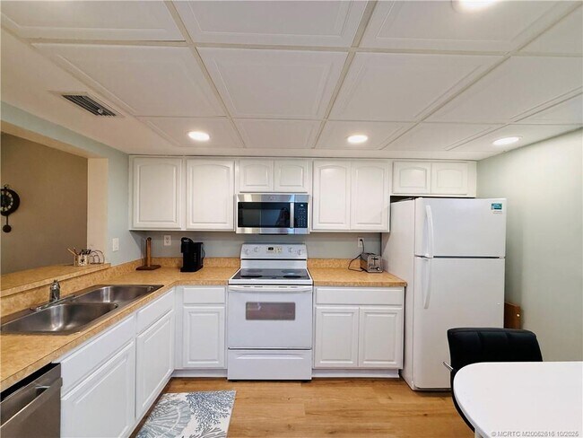 Building Photo - 9490 S Ocean Dr