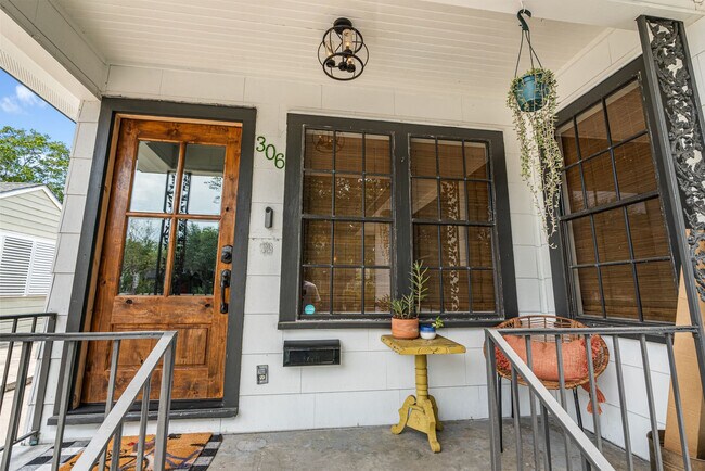 Building Photo - 306 Naples St