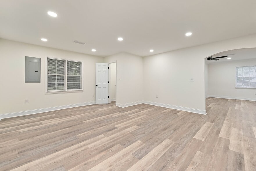 Building Photo - 128 Woods Dr