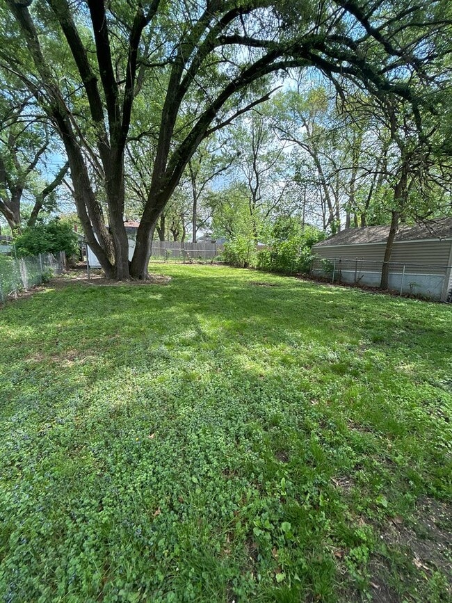 Building Photo - Charming 2-Bedroom, 1-Bathroom Home with B...
