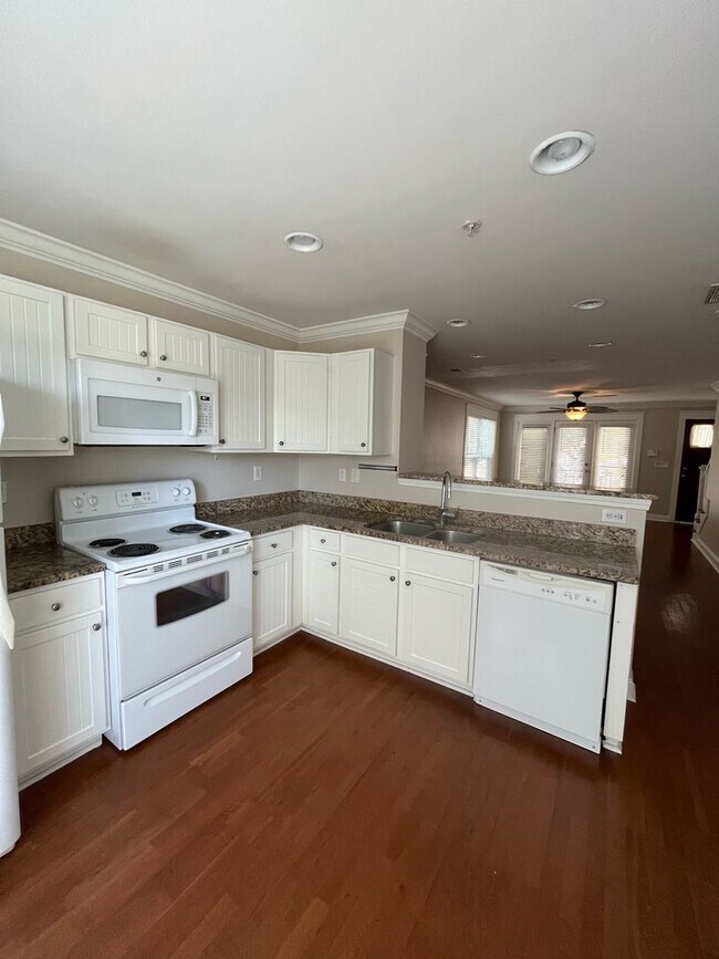 Building Photo - 220 Woodlands