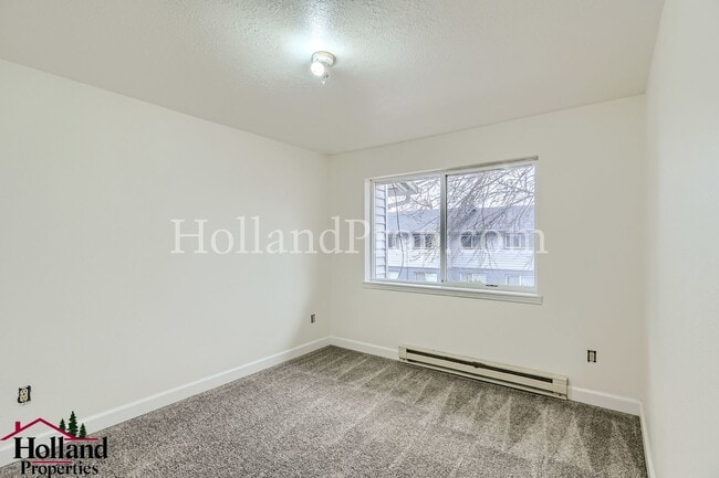 Building Photo - COming Soon! Charming & Convenient Living in Southeast Portland!